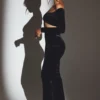 Adele Βελούδινη κροπ μπλούζα με ρυτίδες και ανοιχτούς ώμους σε μαύρο χρώμα Adele Βελούδινη κροπ μπλούζα με ρυτίδες και ανοιχτούς ώμους σε μαύρο χρώμα