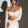 Adele Velvet Off-Shoulder Ruched Crop Top σε χρώμα Ivory Adele Velvet Off-Shoulder Ruched Crop Top σε χρώμα Ivory