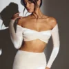 Adele Velvet Off-Shoulder Ruched Crop Top σε χρώμα Ivory Adele Velvet Off-Shoulder Ruched Crop Top σε χρώμα Ivory