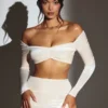 Adele Velvet Off-Shoulder Ruched Crop Top σε χρώμα Ivory Adele Velvet Off-Shoulder Ruched Crop Top σε χρώμα Ivory