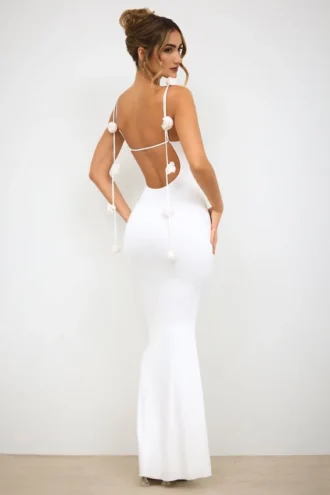 Aldona Slinky Jersey βραδινό φόρεμα με λεπτομέρειες από τριαντάφυλλα σε λευκό