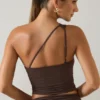 Andi Modal One-Shoulder Μπλούζα σε χρώμα σοκολάτας Andi Modal One-Shoulder Μπλούζα σε χρώμα σοκολάτας