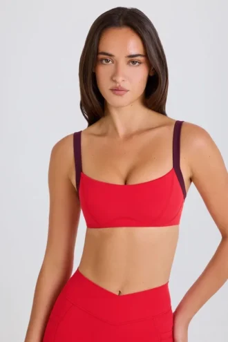 Αθλητικό σουτιέν Soft Active με αντίθεση χρωμάτων σε κόκκινο φράουλα
