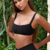 Αθλητικό σουτιέν Soft Active με λεπτομέρειες ραφών σε μαύρο χρώμα