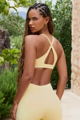 Αθλητικό σουτιέν Soft Active με σταυρωτούς ιμάντες στην πλάτη σε χρώμα λεμόνι