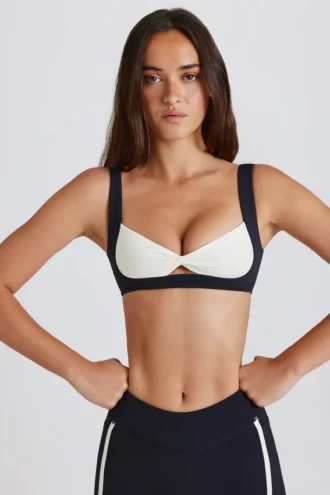 Αθλητικό σουτιέν Soft Active Twist-Front σε μαύρο χρώμα