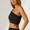 Brisa Ruched Asymmetric Crop Top σε μαύρο Brisa Ruched Asymmetric Crop Top σε μαύρο