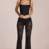 Calista Sheer Lace Mid-Rise Flared Trousers σε μαύρο Calista Sheer Lace Mid-Rise Flared Trousers σε μαύρο