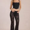 Calista Sheer Lace Mid-Rise Flared Trousers σε μαύρο Calista Sheer Lace Mid-Rise Flared Trousers σε μαύρο