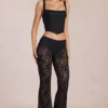 Calista Sheer Lace Mid-Rise Flared Trousers σε μαύρο Calista Sheer Lace Mid-Rise Flared Trousers σε μαύρο