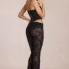 Calista Sheer Lace Mid-Rise Flared Trousers σε μαύρο Calista Sheer Lace Mid-Rise Flared Trousers σε μαύρο