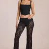 Calista Sheer Lace Mid-Rise Flared Trousers σε μαύρο Calista Sheer Lace Mid-Rise Flared Trousers σε μαύρο