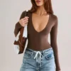 Elodie Modal Plunge Long-Sleeve Κορμάκι σε χρώμα σοκολάτας