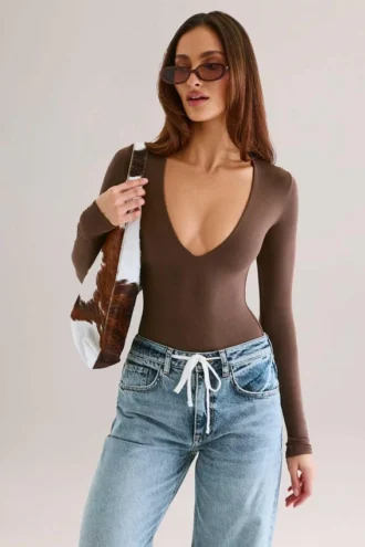Elodie Modal Plunge Long-Sleeve Κορμάκι σε χρώμα σοκολάτας