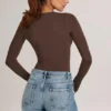 Elodie Modal Plunge Long-Sleeve Κορμάκι σε χρώμα σοκολάτας