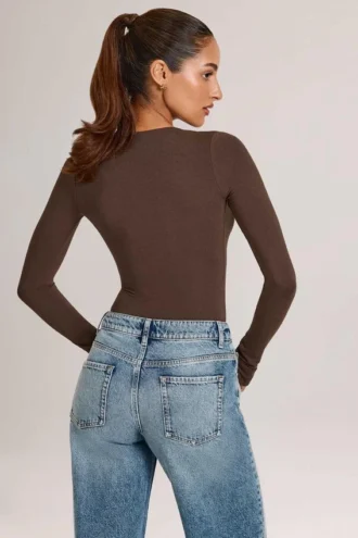 Elodie Modal Plunge Long-Sleeve Κορμάκι σε χρώμα σοκολάτας