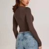 Elodie Modal Plunge Long-Sleeve Κορμάκι σε χρώμα σοκολάτας