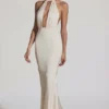 Φόρεμα Desiree με ανοιχτή πλάτη, λαιμόκοψη halter και ουρά ψαριού σε ιβουάρ Φόρεμα Desiree με ανοιχτή πλάτη, λαιμόκοψη halter και ουρά ψαριού σε ιβουάρ