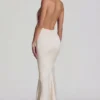 Φόρεμα Desiree με ανοιχτή πλάτη, λαιμόκοψη halter και ουρά ψαριού σε ιβουάρ Φόρεμα Desiree με ανοιχτή πλάτη, λαιμόκοψη halter και ουρά ψαριού σε ιβουάρ