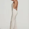 Φόρεμα Desiree με ανοιχτή πλάτη, λαιμόκοψη halter και ουρά ψαριού σε ιβουάρ Φόρεμα Desiree με ανοιχτή πλάτη, λαιμόκοψη halter και ουρά ψαριού σε ιβουάρ