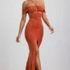 Φόρεμα Karleen από ελαστικό τζέρσεϊ με κοψίματα και λαιμόκοψη halter σε καφέ πορτοκαλί χρώμα Φόρεμα Karleen από ελαστικό τζέρσεϊ με κοψίματα και λαιμόκοψη halter σε καφέ πορτοκαλί χρώμα