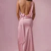 Φόρεμα παρανύμφου Florienne από σατέν με πτυχώσεις σε ροζ χρώμα Φόρεμα παρανύμφου Florienne από σατέν με πτυχώσεις σε ροζ χρώμα