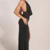 Φόρεμα Teodora με καπάκι και μήκος μέχρι το μηρό σε μαύρο Φόρεμα Teodora με καπάκι και μήκος μέχρι το μηρό σε μαύρο