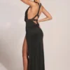 Φόρεμα Teodora με καπάκι και μήκος μέχρι το μηρό σε μαύρο Φόρεμα Teodora με καπάκι και μήκος μέχρι το μηρό σε μαύρο