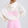 Φούτερ με κουκούλα από βαμβακερό τζέρσεϊ με υφή και γραφικό τύπωμα σε λευκό χρώμα Φούτερ με κουκούλα από βαμβακερό τζέρσεϊ με υφή και γραφικό τύπωμα σε λευκό χρώμα