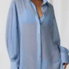 Hiva Oversized πουκάμισο με λεπτομέρειες από πέρλες σε γαλάζιο χρώμα