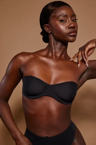 Intimates Σουτιέν χωρίς τιράντες από μαλακό πλέγμα σε μαύρο χρώμα Intimates Σουτιέν χωρίς τιράντες από μαλακό πλέγμα σε μαύρο χρώμα