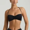 Jerika Slinky Jersey Μπραλέτα με λεπτομέρειες από μεταλλικά στοιχεία και λαιμόκοψη halter σε μαύρο Jerika Slinky Jersey Μπραλέτα με λεπτομέρειες από μεταλλικά στοιχεία και λαιμόκοψη halter σε μαύρο