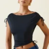 Kaede Ασύμμετρο κροπ τοπ με σούρες και καπάκι στην πλάτη σε μαύρο Kaede Ασύμμετρο κροπ τοπ με σούρες και καπάκι στην πλάτη σε μαύρο