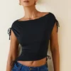 Kaede Ασύμμετρο κροπ τοπ με σούρες και καπάκι στην πλάτη σε μαύρο Kaede Ασύμμετρο κροπ τοπ με σούρες και καπάκι στην πλάτη σε μαύρο