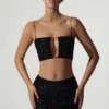 Κοντή μπλούζα Ariana με διακοσμητικά cut-out σε μαύρο χρώμα Κοντή μπλούζα Ariana με διακοσμητικά cut-out σε μαύρο χρώμα