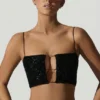 Κοντή μπλούζα Ariana με διακοσμητικά cut-out σε μαύρο χρώμα Κοντή μπλούζα Ariana με διακοσμητικά cut-out σε μαύρο χρώμα