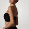 Κοντή μπλούζα Ariana με διακοσμητικά cut-out σε μαύρο χρώμα Κοντή μπλούζα Ariana με διακοσμητικά cut-out σε μαύρο χρώμα