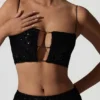 Κοντή μπλούζα Ariana με διακοσμητικά cut-out σε μαύρο χρώμα Κοντή μπλούζα Ariana με διακοσμητικά cut-out σε μαύρο χρώμα