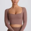 Κοντή μπλούζα Soft Active με λαιμόκοψη σε σχήμα καρδιάς σε χρώμα Mocha