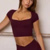 Κοντή μπλούζα Soft Active με λαιμόκοψη σε σχήμα καρδιάς σε μπορντό χρώμα