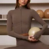 Κοντό μπουφάν Soft Active με φερμουάρ σε χρώμα κακάο