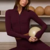 Κοντό μπουφάν Soft Active με φερμουάρ σε μπορντό