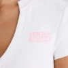 Κοντό T-shirt από ελαστικό βαμβακερό jersey με γραφικό τύπωμα σε λευκό Κοντό T-shirt από ελαστικό βαμβακερό jersey με γραφικό τύπωμα σε λευκό