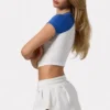 Κοντό T-shirt με γραφικό σχέδιο σε λευκό χρώμα Κοντό T-shirt με γραφικό σχέδιο σε λευκό χρώμα