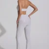 Λευκή ολόσωμη φόρμα Coralena με διακοσμητικά cut-out Λευκή ολόσωμη φόρμα Coralena με διακοσμητικά cut-out