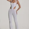 Λευκή ολόσωμη φόρμα Coralena με διακοσμητικά cut-out Λευκή ολόσωμη φόρμα Coralena με διακοσμητικά cut-out