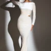 Μακρύ φόρεμα Ginevra Velvet με μακριά μανίκια σε χρώμα ιβουάρ Μακρύ φόρεμα Ginevra Velvet με μακριά μανίκια σε χρώμα ιβουάρ