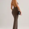 Μακρύ φόρεμα Leire Modal με βαθύ ντεκολτέ και ανοιχτή πλάτη σε καφέ χρώμα Μακρύ φόρεμα Leire Modal με βαθύ ντεκολτέ και ανοιχτή πλάτη σε καφέ χρώμα