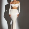 Adele Velvet Off-Shoulder Ruched Crop Top σε χρώμα Ivory Adele Velvet Off-Shoulder Ruched Crop Top σε χρώμα Ivory