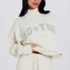 Μαλακό πλεκτό πουλόβερ oversized σε ιβουάρ Μαλακό πλεκτό πουλόβερ oversized σε ιβουάρ